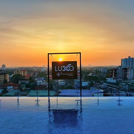 ホテル Luxo Kochi エクステリア 写真